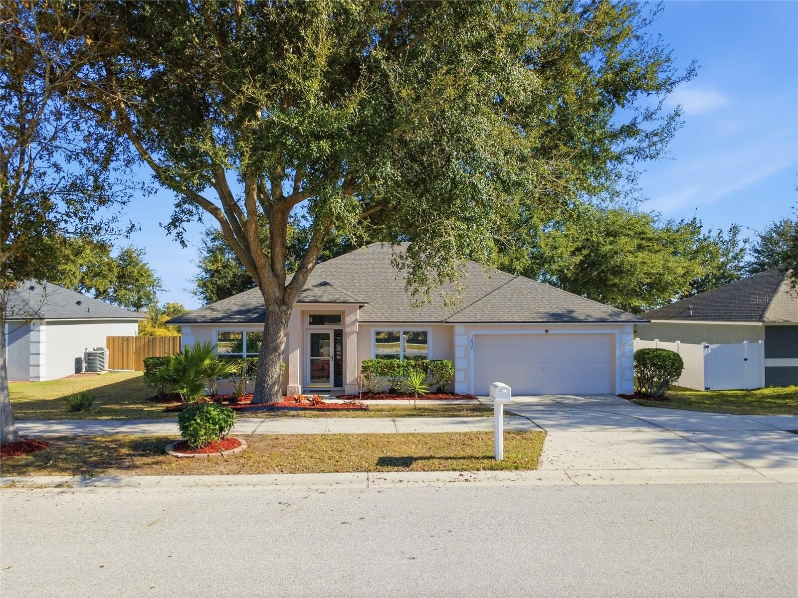 Property Photo:  1037 Bluegrass Drive  FL 34736 