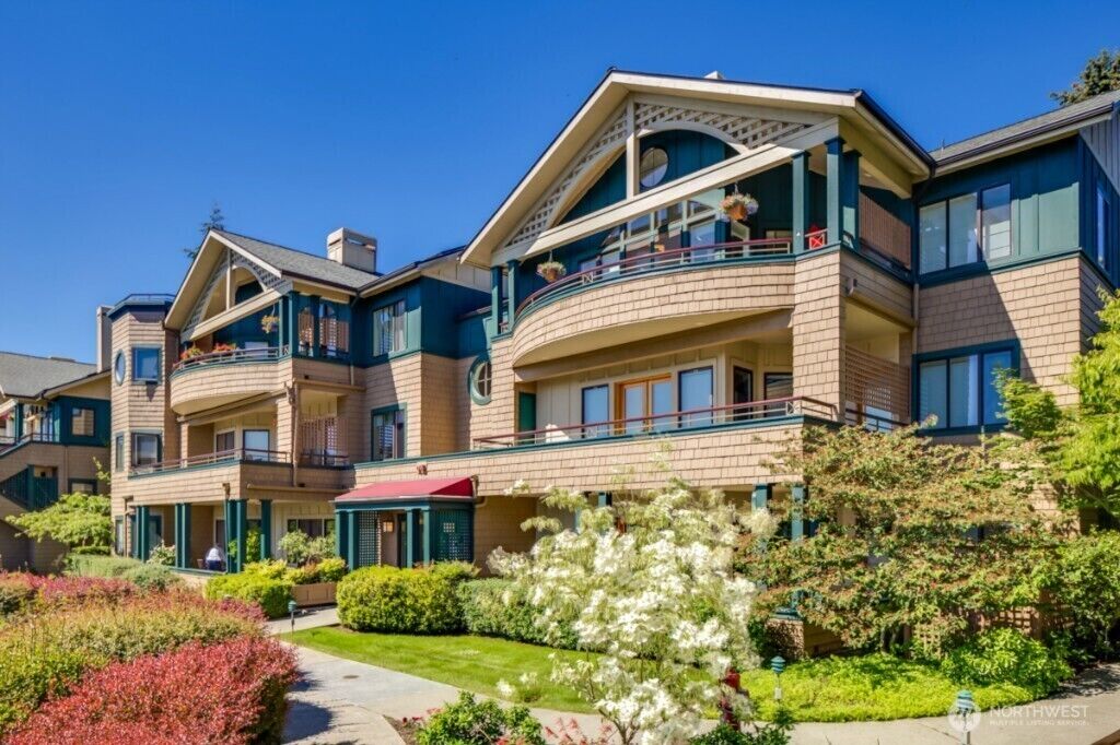 Property Photo:  470  Wood Avenue SW 1A  WA 98110 