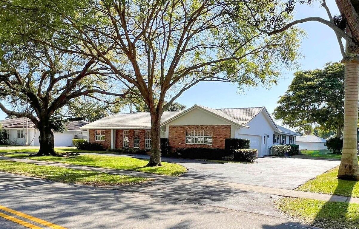 Property Photo:  261 W Tropical Way  FL 33317 