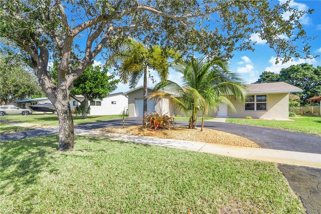 Property Photo:  523 S Highland Drive  FL 33021 