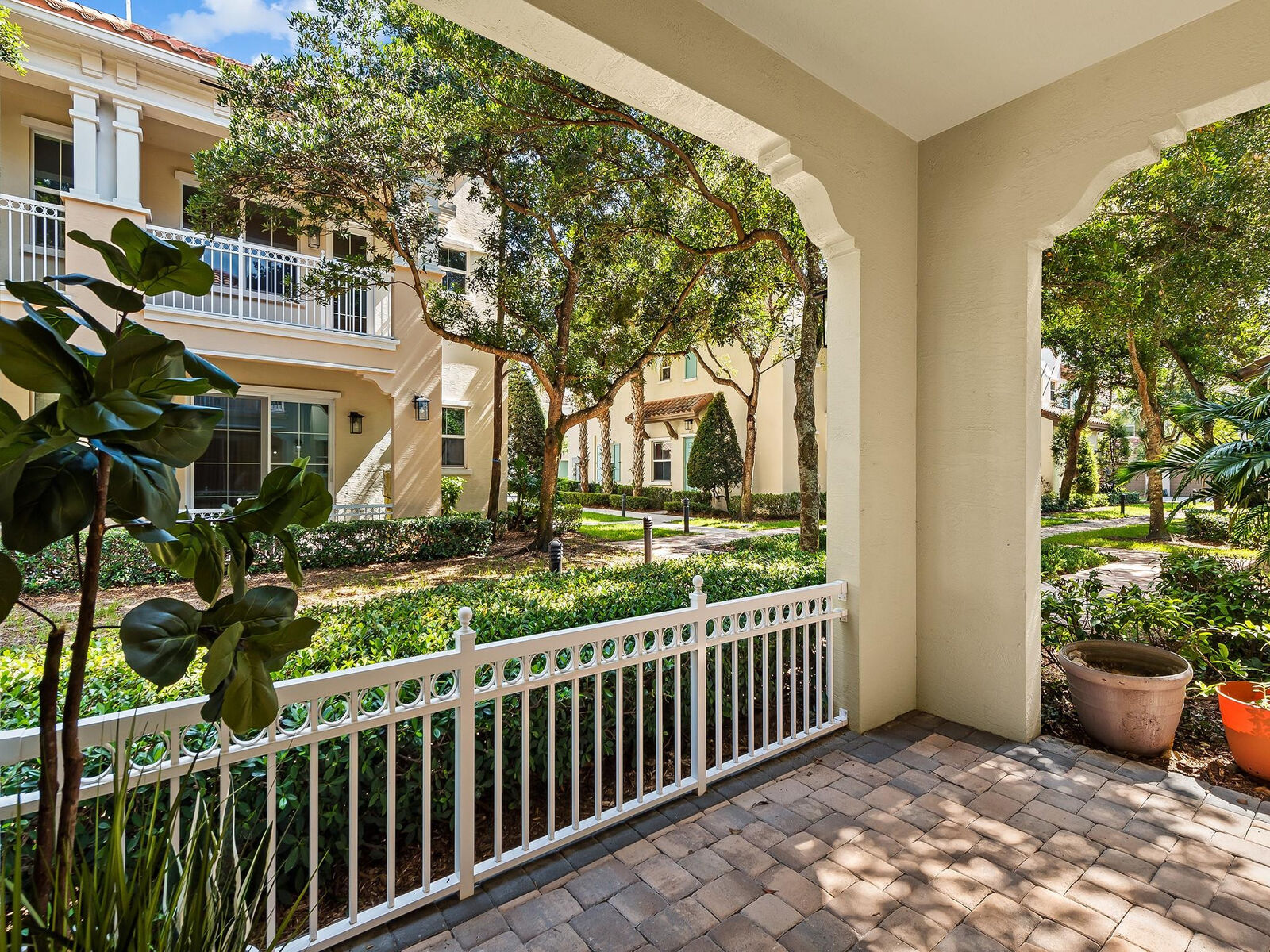 Property Photo: 4068 Cascada Circle FL 33024