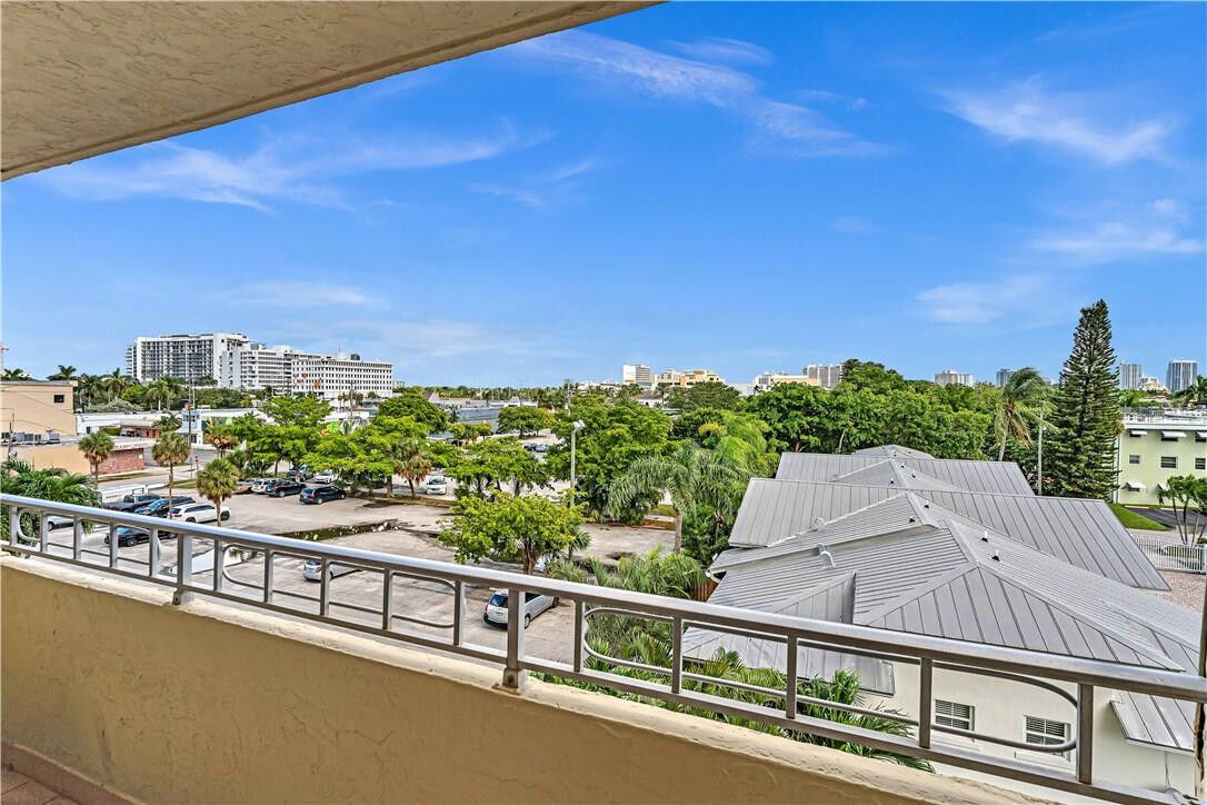 Property Photo:  900 NE 18th Avenue 406  FL 33304 