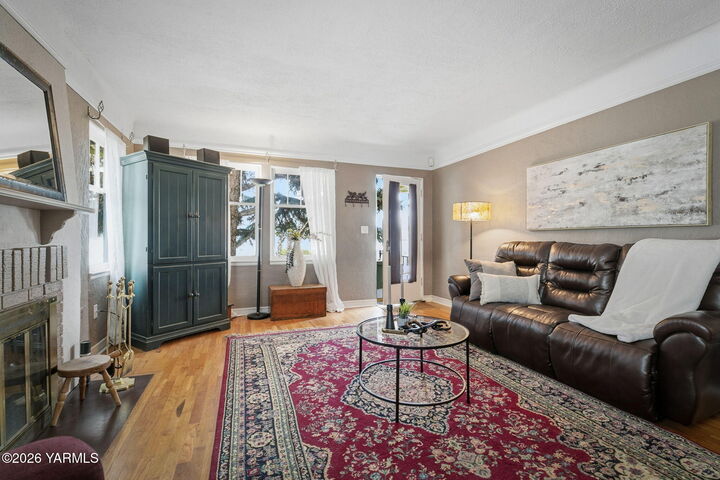 Property Photo:  2308 Eleanor St  WA 98902 