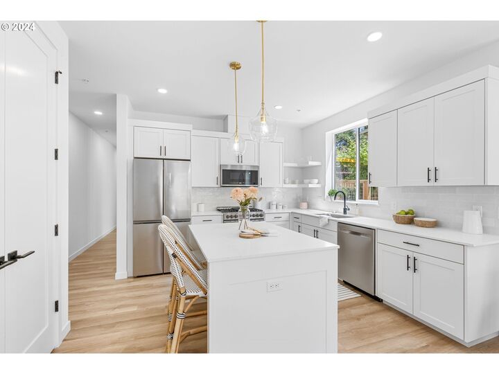 Property Photo:  121 N Going St 202  OR 97217 