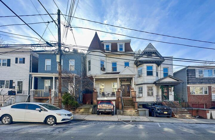 Property Photo:  207 Jewett Ave 2  NJ 07304 