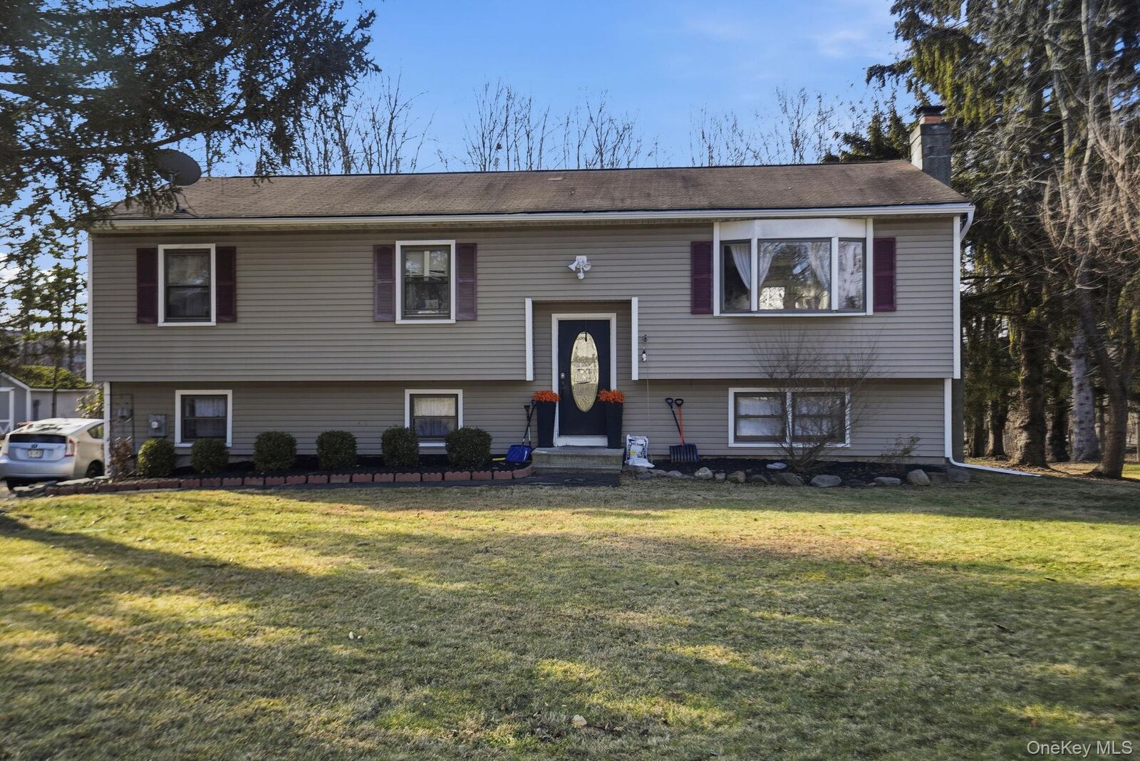 Property Photo:  7 Magnolia Drive  NY 12590 