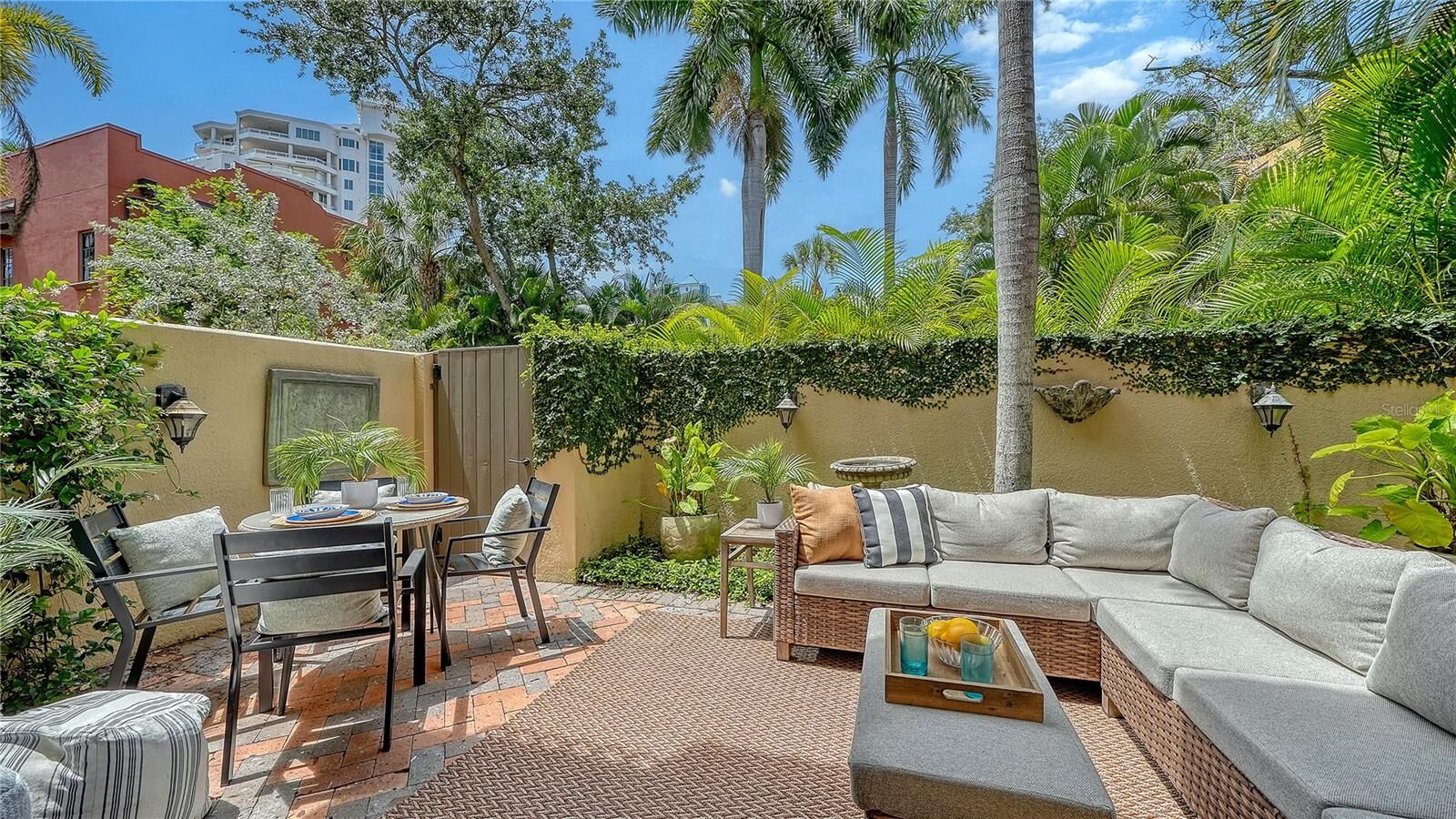 Property Photo:  1513 Oak Street 18  FL 34236 