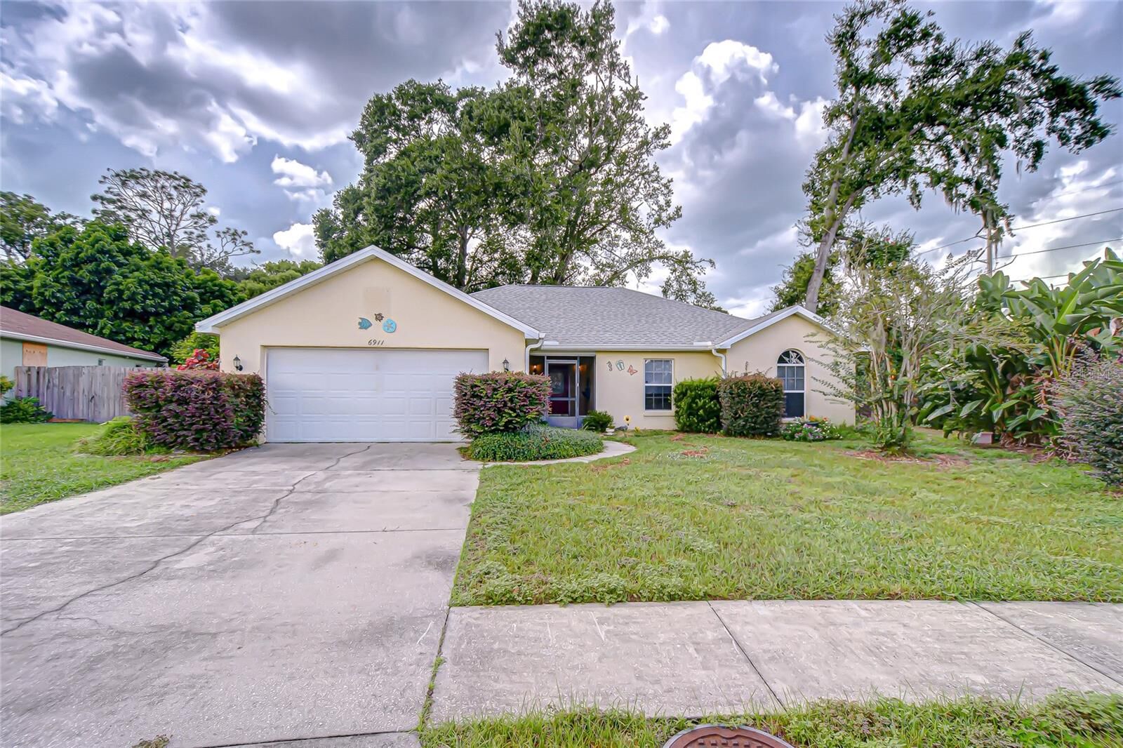 Property Photo:  6911 Oakcrest Way  FL 33542 