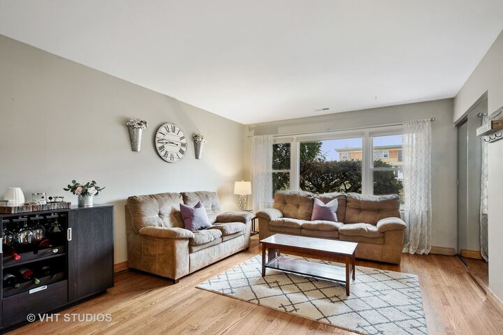 Property Photo:  235 W Johnson Street 1B  IL 60067 