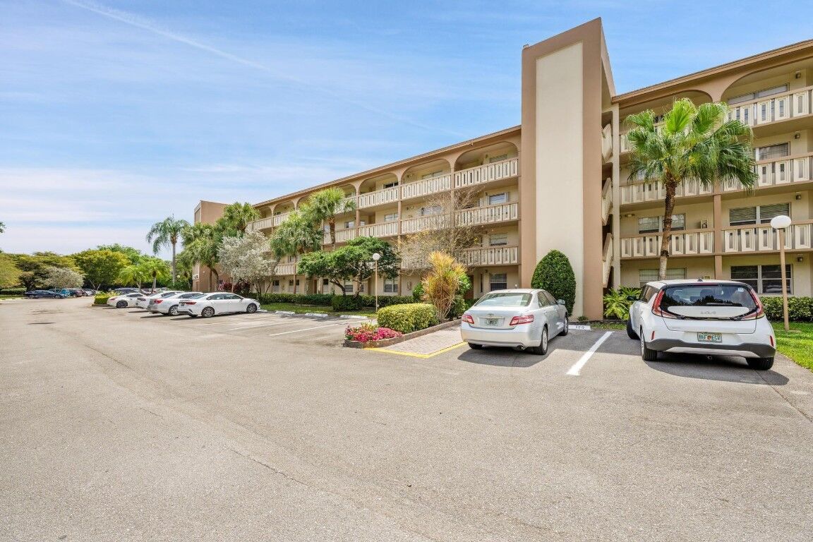 Property Photo:  1605 Abaco Drive J2  FL 33066 