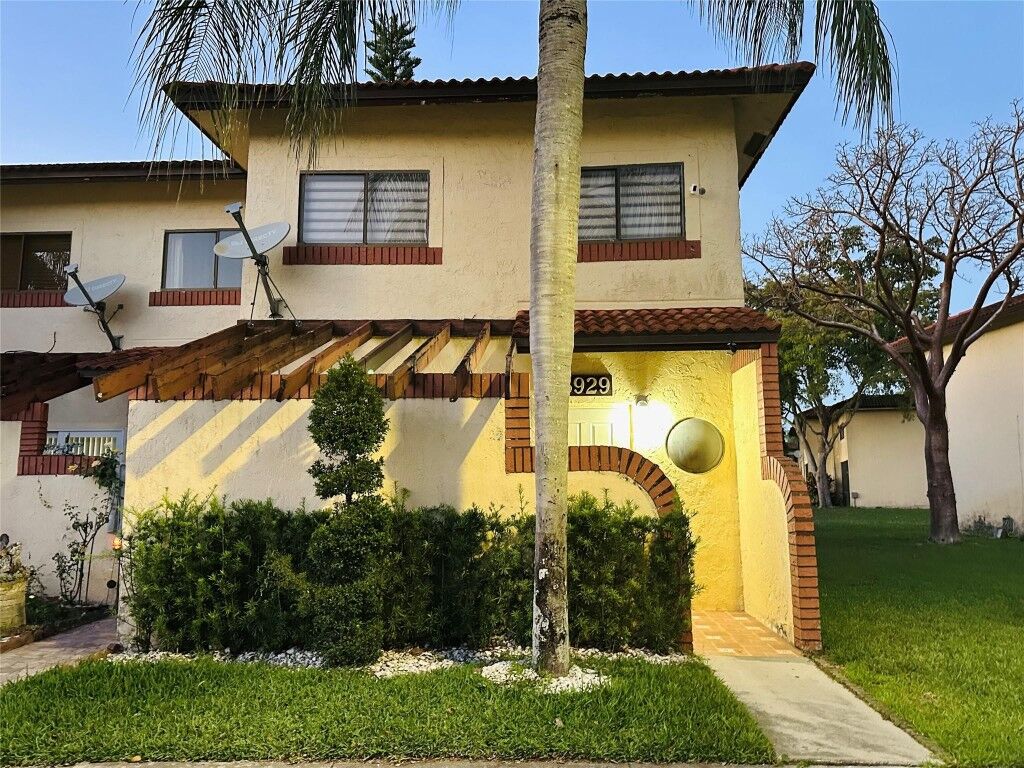 Property Photo:  8929 Springtree Lakes Drive  FL 33351 