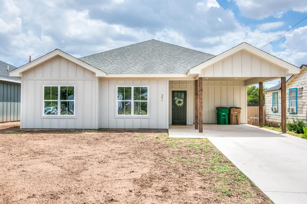 Property Photo:  21 W 20th St  TX 76903 