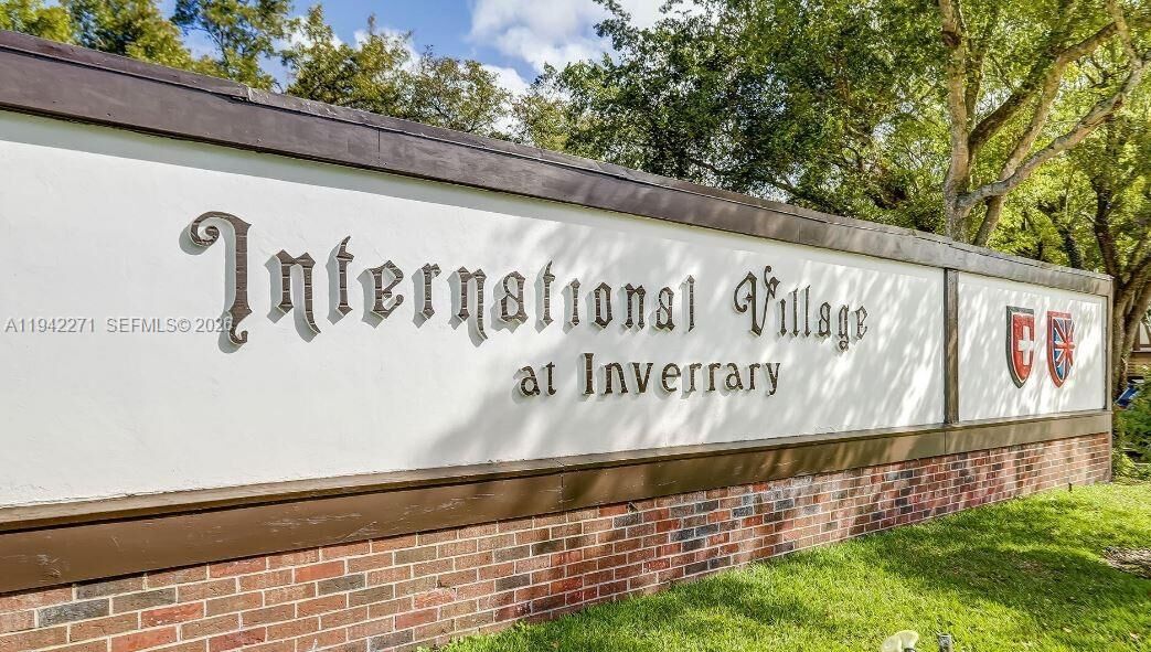 Property Photo: 3670 Inverrary Dr 2C FL 33319