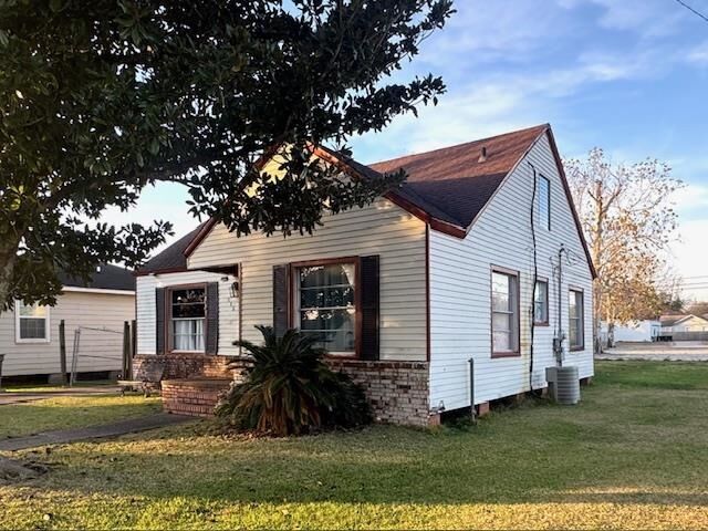 Property Photo:  665 Garland Ave  TX 77705 