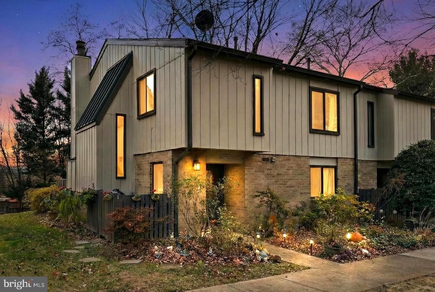 Property Photo:  1809 Ivy Oak Square 61  VA 20190 