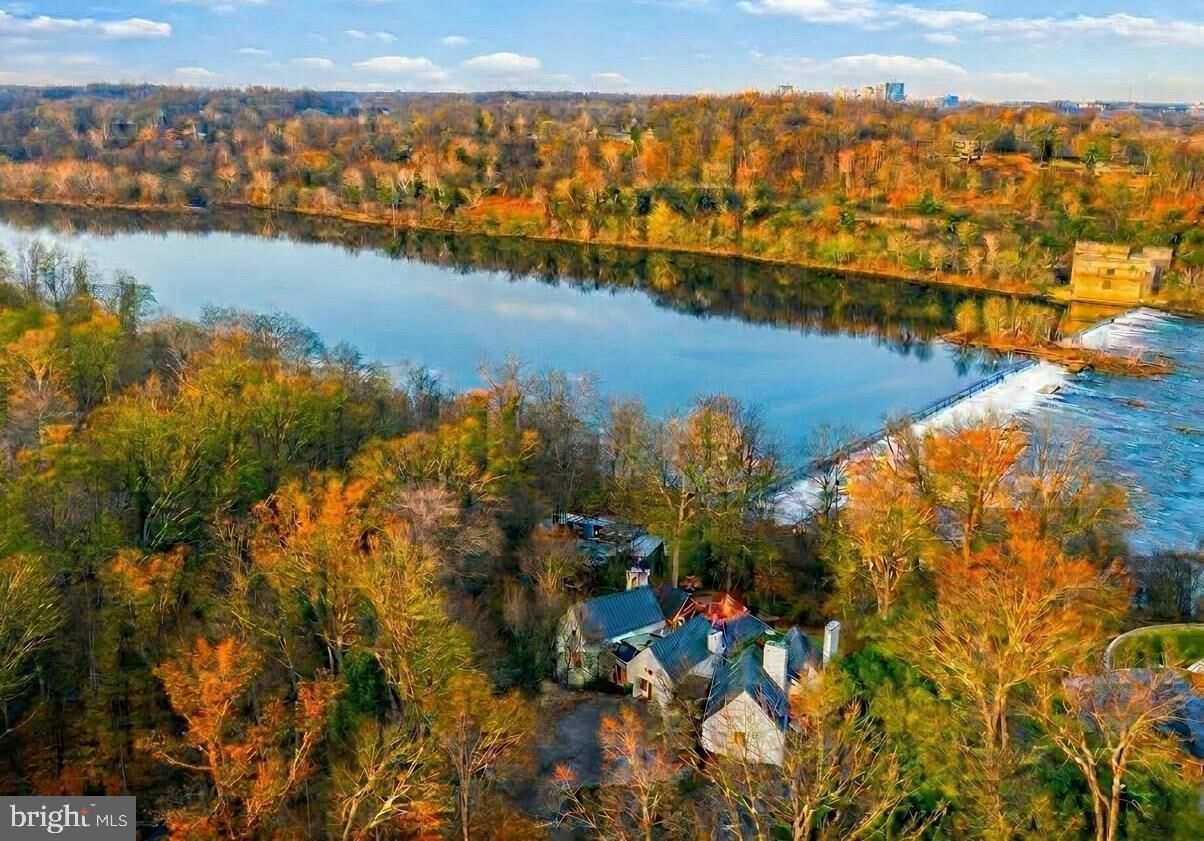 Property Photo:  1100 Crest Lane  VA 22101 