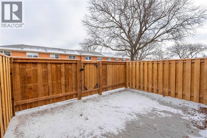 Photo de la propriété:  834 Exmouth Street 23  ON N7T 5R2 