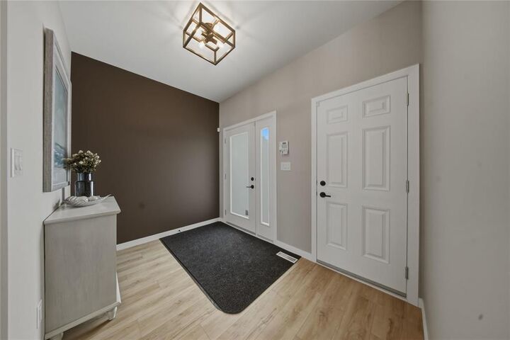 Property Photo:  5 Lilac Bay  MB R4A 6A1 