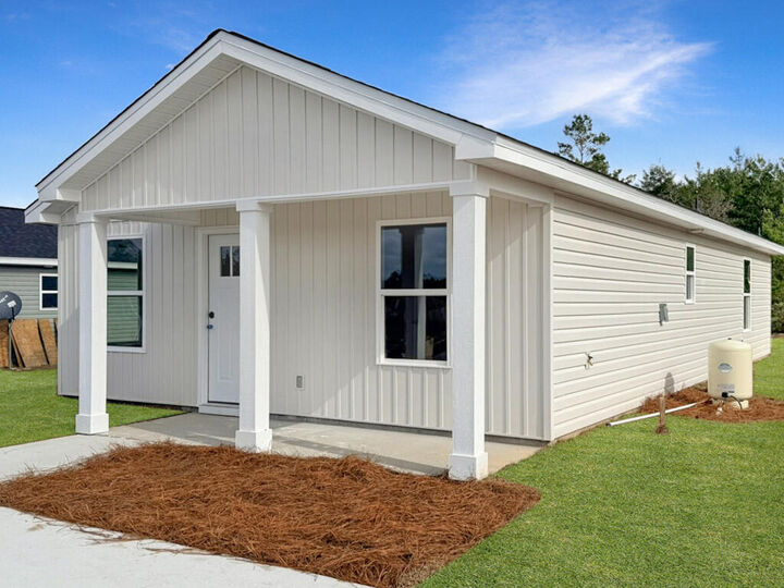 Property Photo:  5433 Bayleaf Drive  FL 32539 