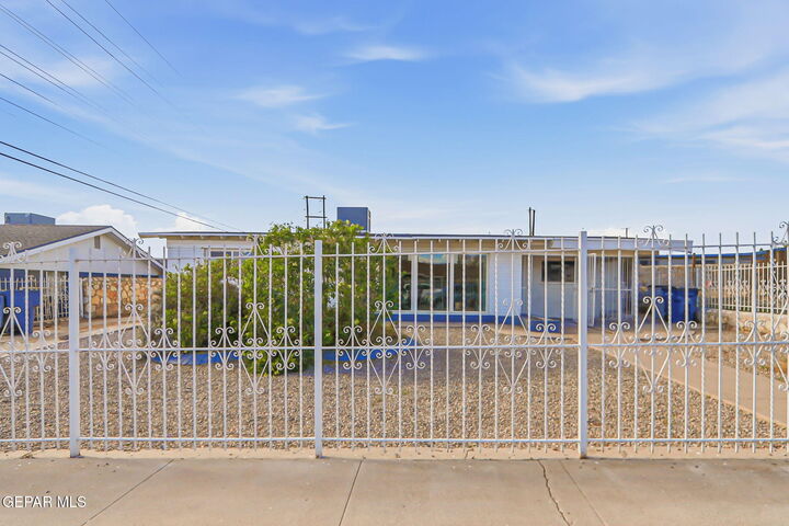 Property Photo:  827 Chile Place  TX 79903 