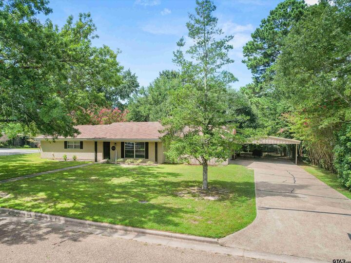Property Photo: 1111 Dogwood St TX 75644