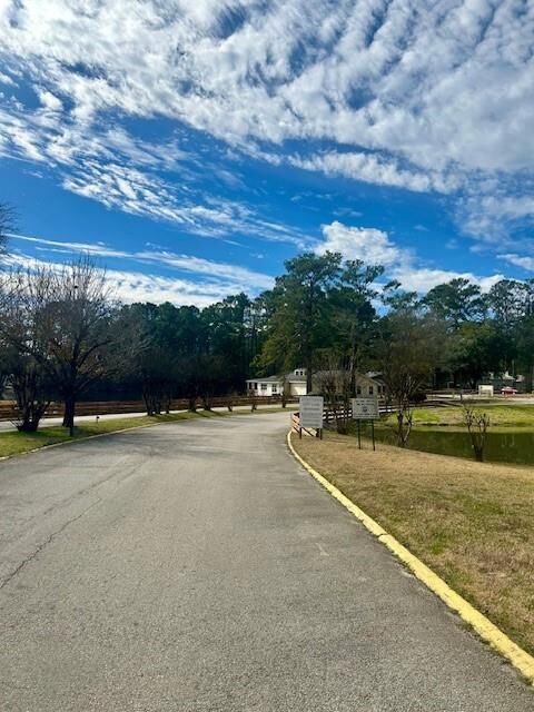 Property Photo:  157 Honeysuckle  TX 77351 