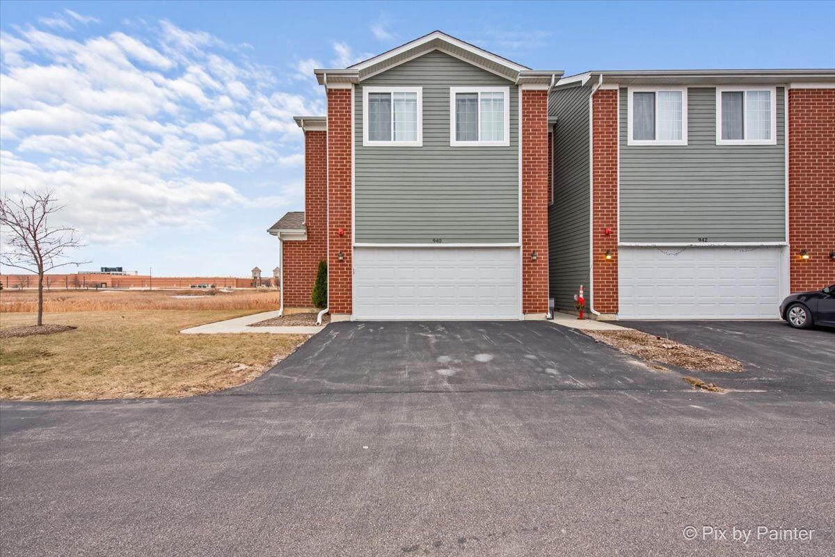 Property Photo:  940 Gillespie Lane 940  IL 60560 