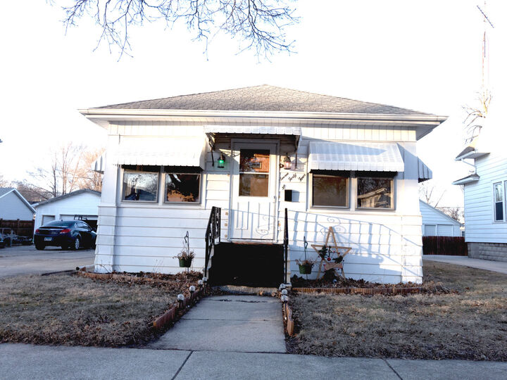 Property Photo:  744 E Benton Street  IL 60450 