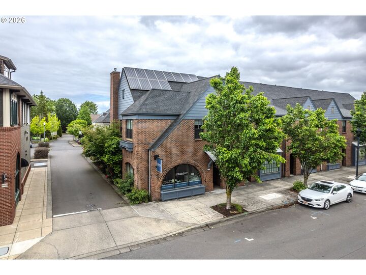 Property Photo:  1510 NE Village St  OR 97024 