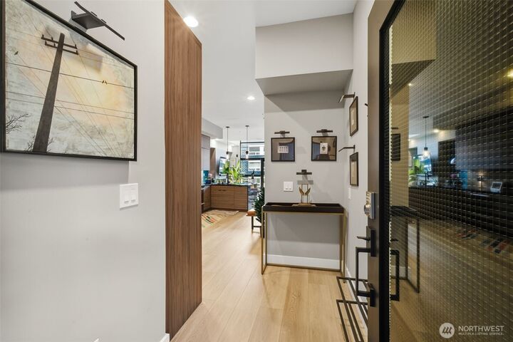 Property Photo:  615 E Pike Street 402  WA 98122 