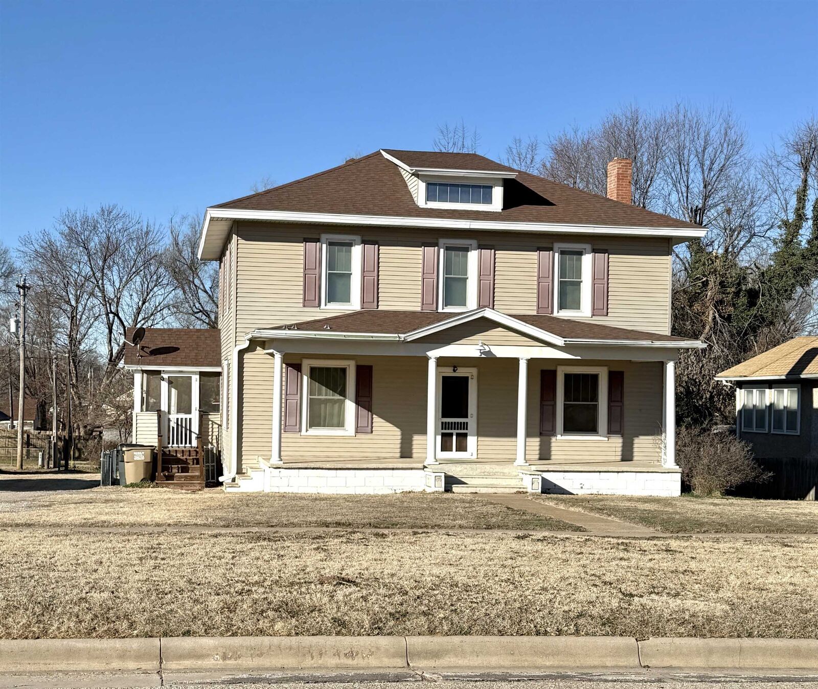 Property Photo:  307 N Main St  KS 67124 