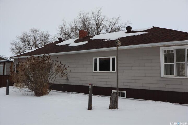 Property Photo:  52 2nd Avenue NE  SK S9H 2C5 
