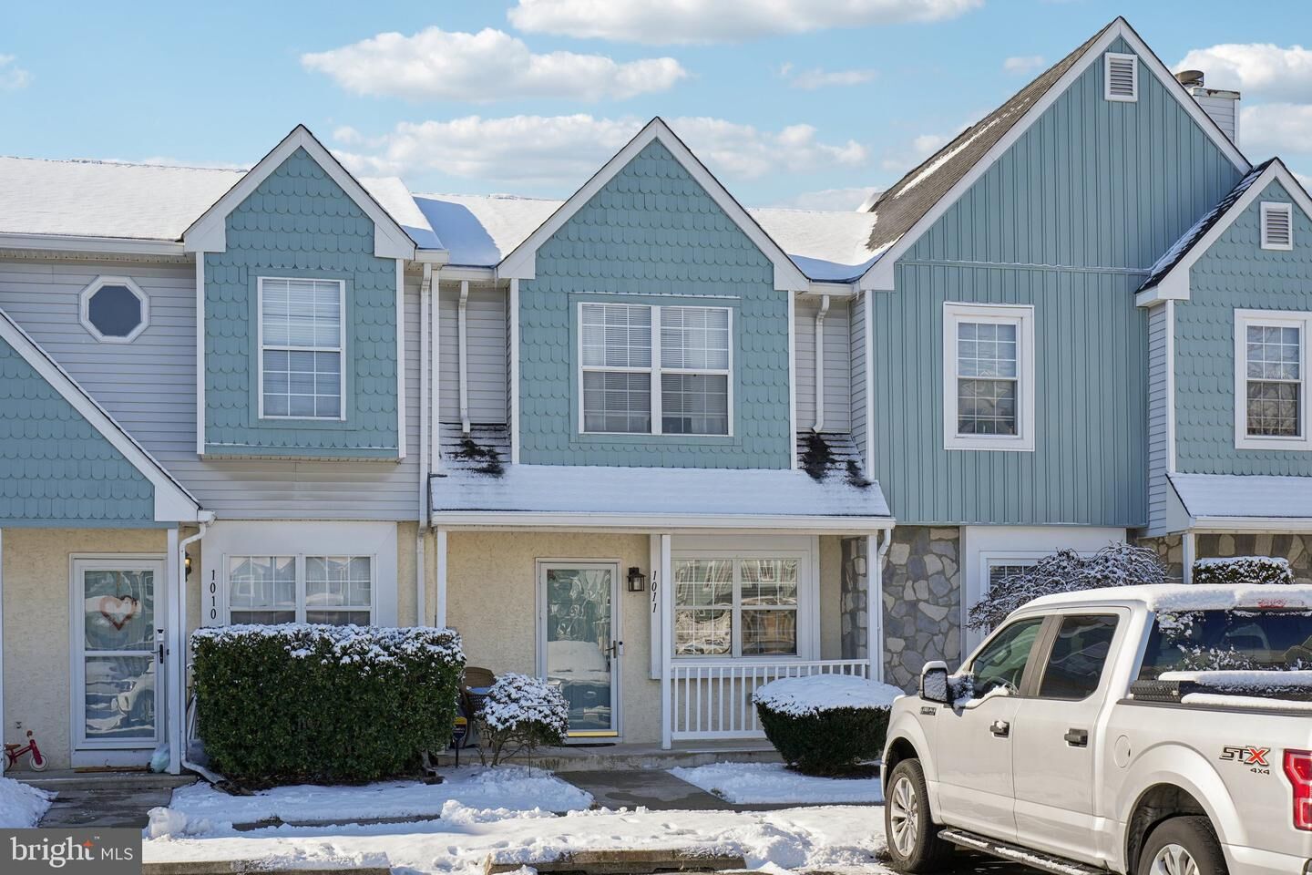 Property Photo:  1011 Hillsboro Court  NJ 08080 