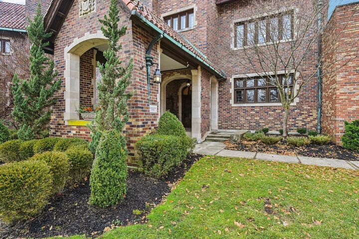 Property Photo:  1427 Roxbury Road  OH 43212 