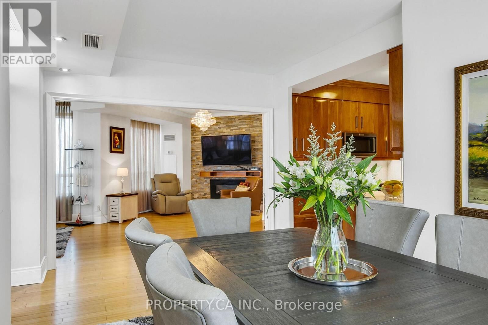 Property Photo:  3880 Duke Of York Boulevard 2804  ON L5B 4M7 