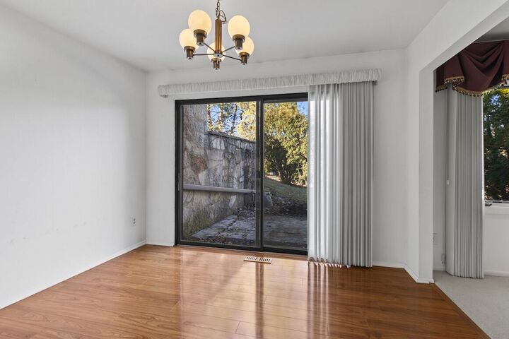 Property Photo:  998 Lake Country Ct  WI 53066 