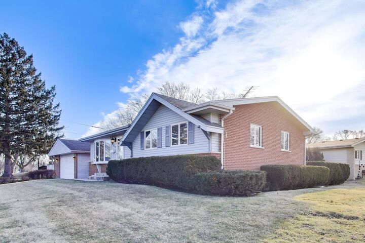 Property Photo:  601 E Hackberry Lane  IL 60056 