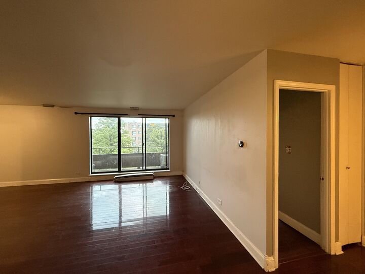 Property Photo: 7 E Carriageway Drive 311 IL 60429