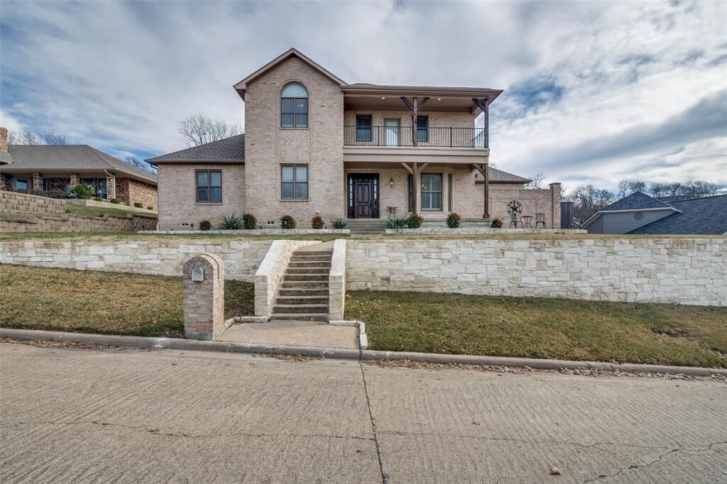 Property Photo: 711 Ridgeview Drive TX 75087