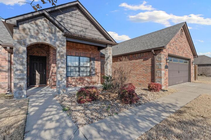 Property Photo:  212 Sussex Avenue  AR 72745 