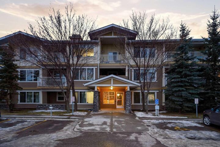 Property Photo:  4 Kingsland Close SE 1213  AB T4A 0J3 