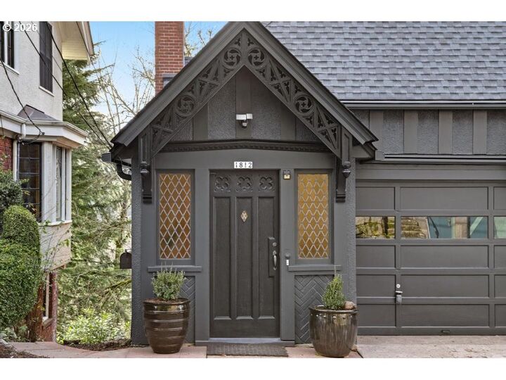 Property Photo:  1812 SW High St  OR 97201 