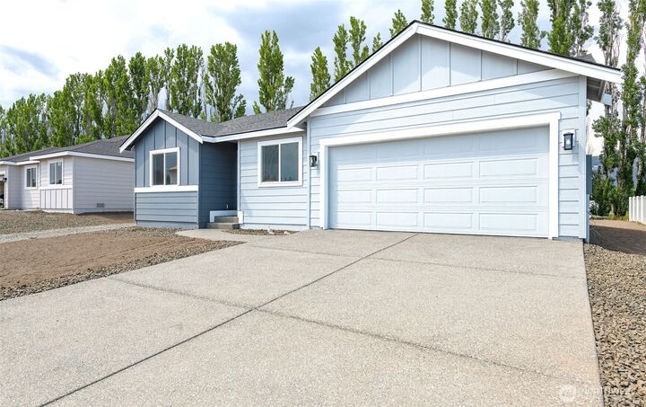 Property Photo:  609 N Oak Street  WA 98947 