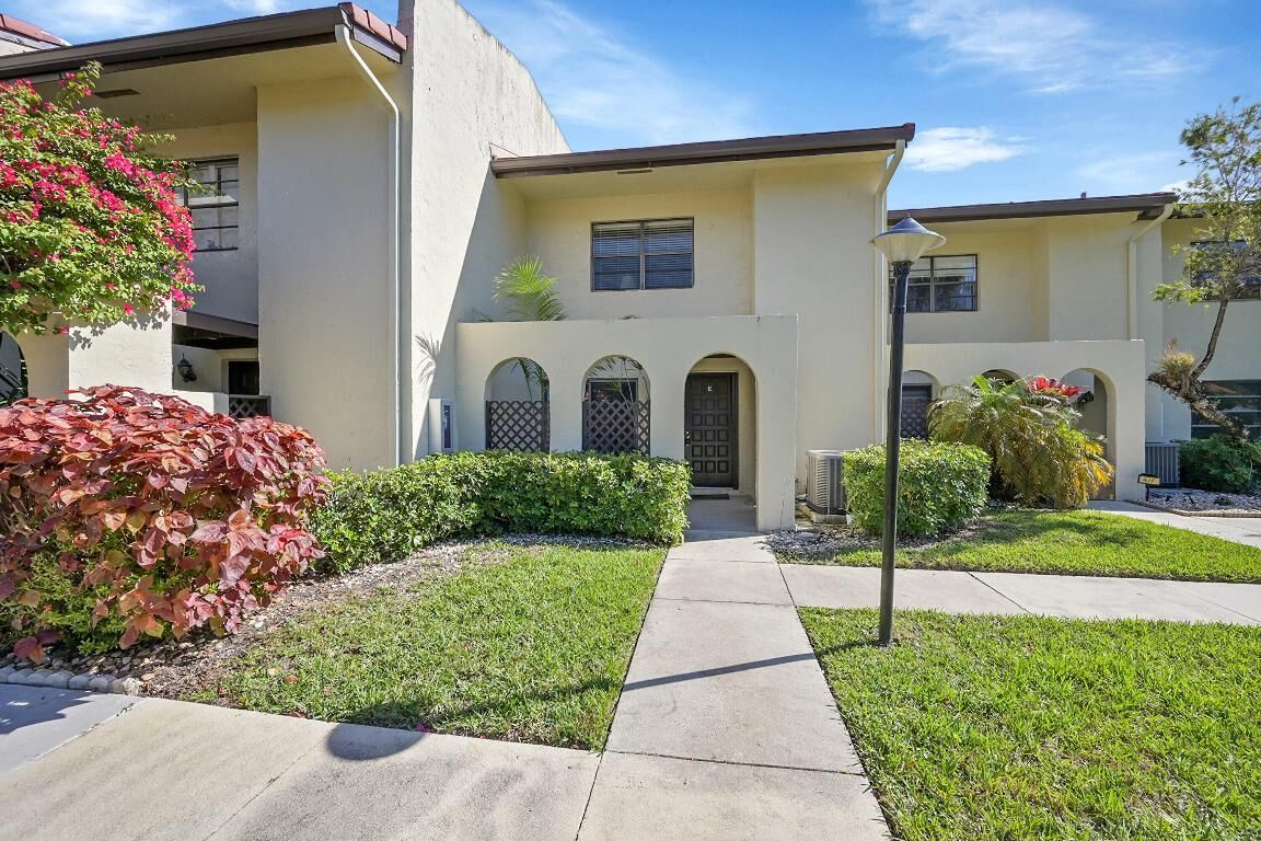 Property Photo:  8566 Casa Del Lago E  FL 33433 