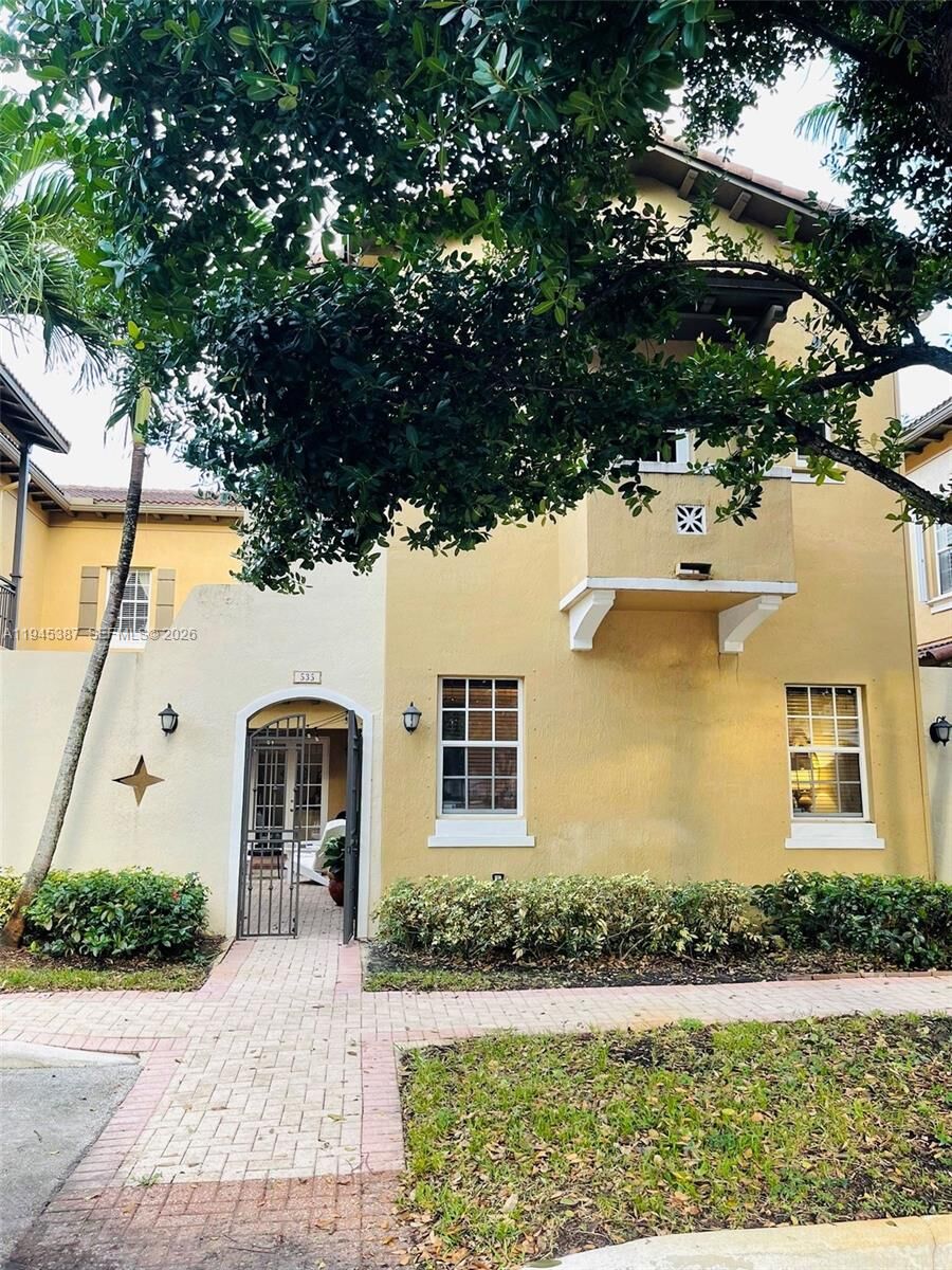 Property Photo:  535 SW 146th Ter 3-8  FL 33027 