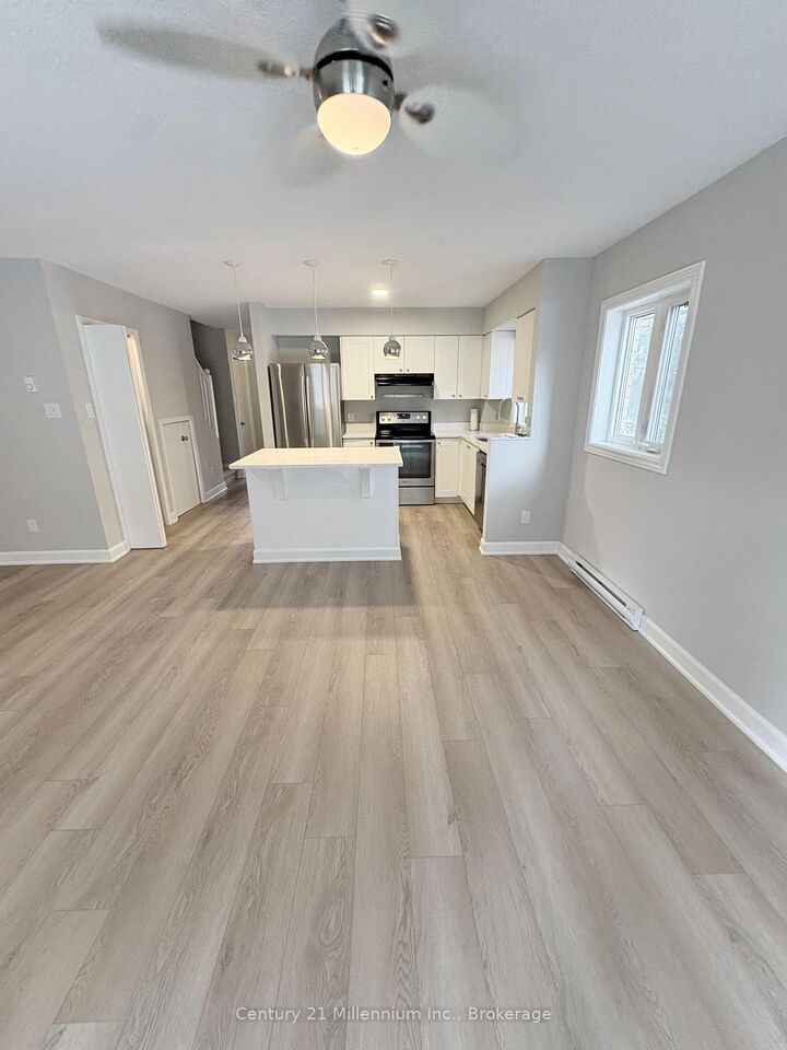 Photo de la propriété:  22 Ramblings Way E 60  ON L9Y 5C6 