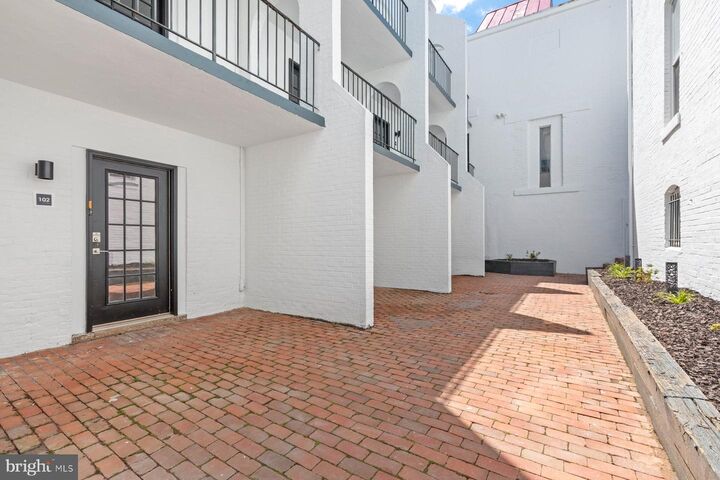 Property Photo:  207 S Patrick Street 302  VA 22314 