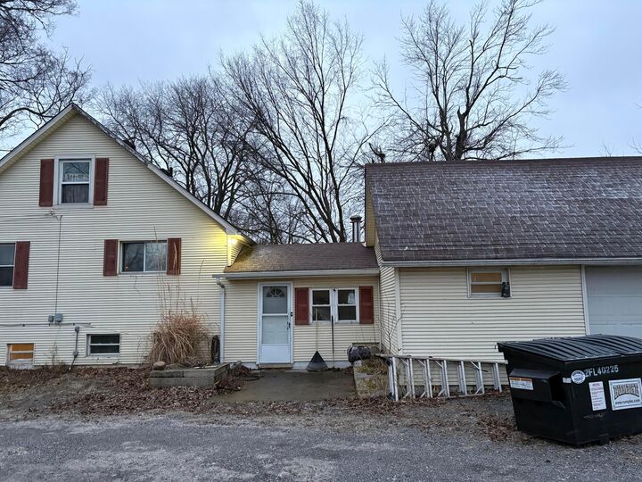 Property Photo:  2860 Old US Highway 40 NW  OH 43140 