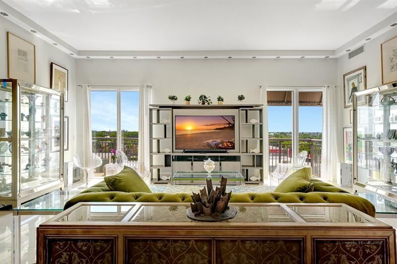 Property Photo:  2633 NE 14th Ave 505  FL 33334 