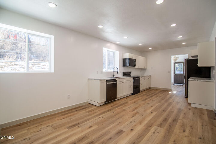 Property Photo:  602 6th Avenue NW  ND 58554 